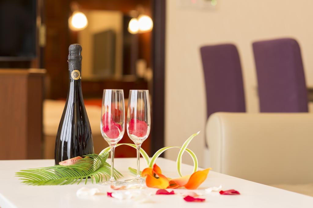 Hotel Alps (Adults Only) Osaka Bagian luar foto
